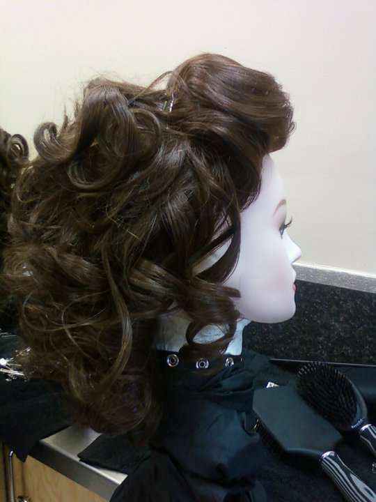 waves curls on a mannequin using perm rods