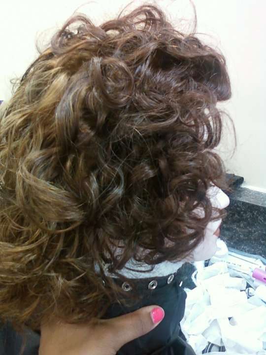 removing hair rods to form waves curls on a mannequin using perm rods